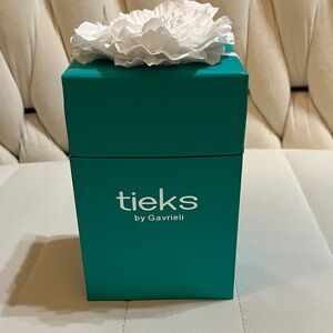 Tieks Teal Gift Box with White Flower (box & flower only)